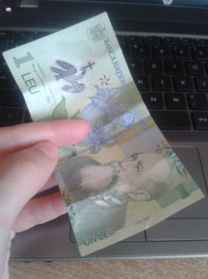 Leul se depreciază uşor, dar rămâne la 4.44 lei